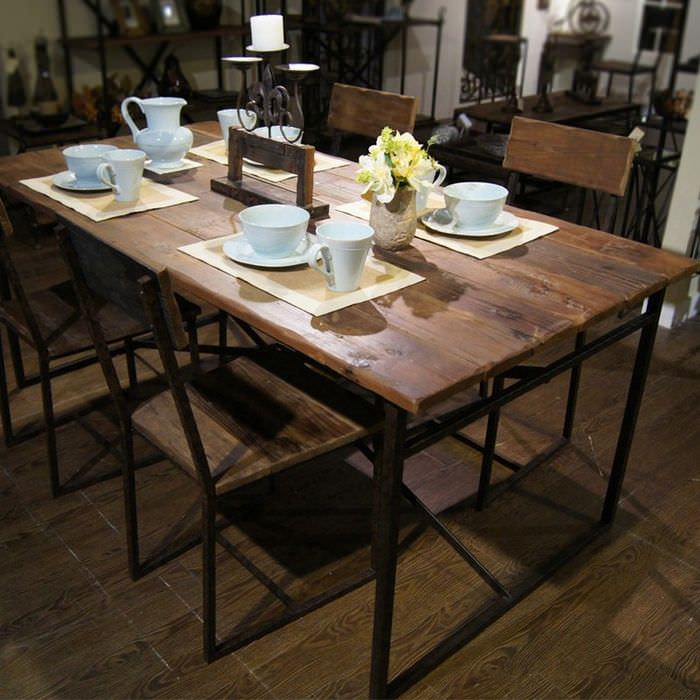 Деревянный обеденный стол в духе минимализма