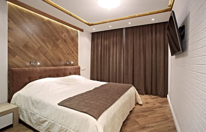Современная спальная комната с коричневыми шторами