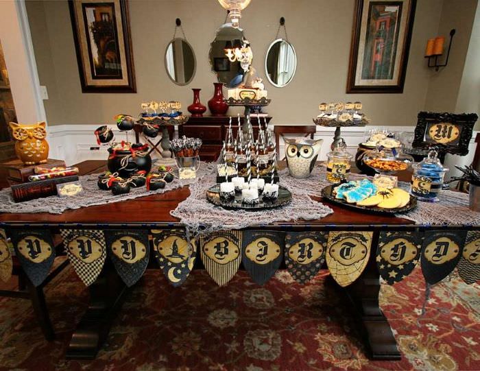 Сова и другие тематические украшения на столе в стиле Гарри Поттера