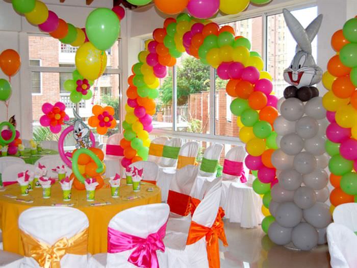 Украшения помещения разноцветными шарами на день рождения