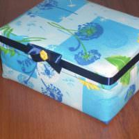 Синяя ленточка с бантиком на картонной коробке