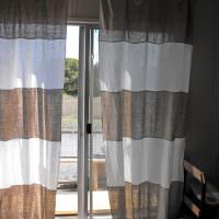 Окно спальни с серо-белыми занавесками