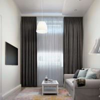 Дизайн маленькой гостиной с темно-серыми шторами