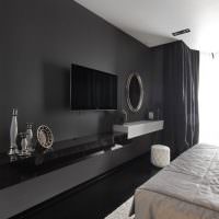 Белый потолок в спальне с темно-серыми стенами