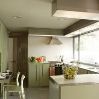 Дизайн маленькой кухни с большим окном