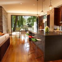 Деревянный пол в просторной кухне-гостиной