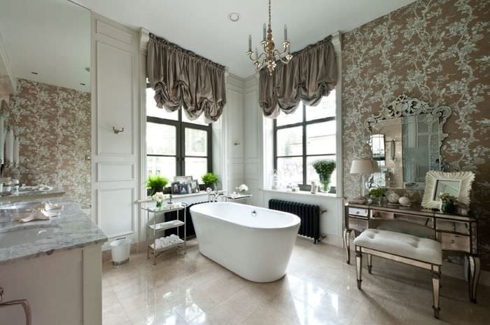 Белая ванна в комнате с серыми занавесками