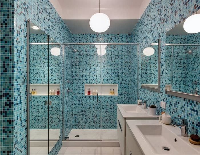 Голубая мозаика на стене современной ванной комнаты