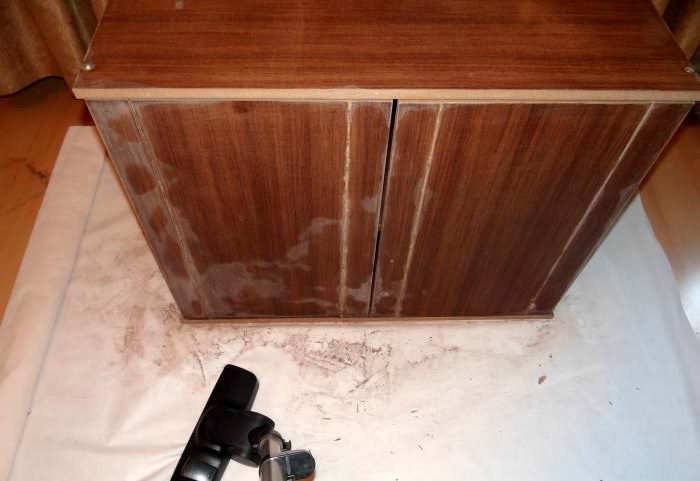 Обезжиривание дверок старого шкафа перед отделкой