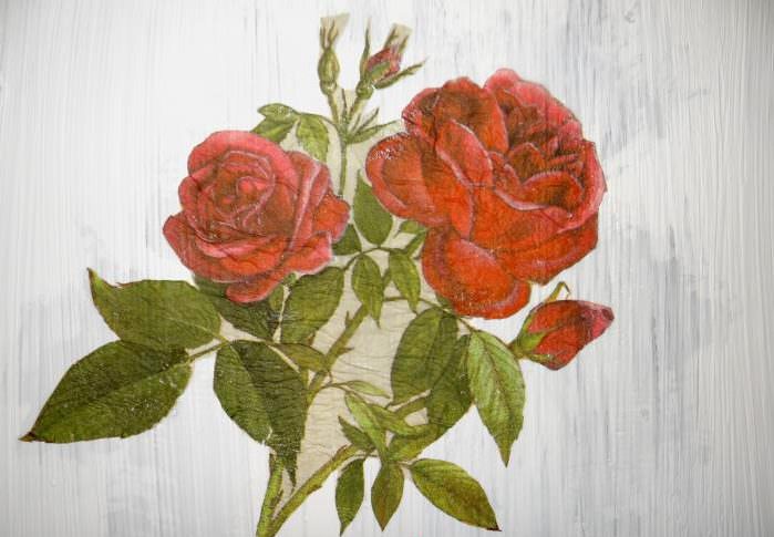 Рисунок розы на окрашенной поверхности старого шкафа