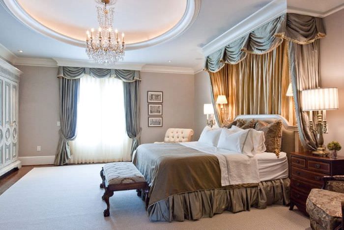 Спальня в классическом стиле с серыми шторами