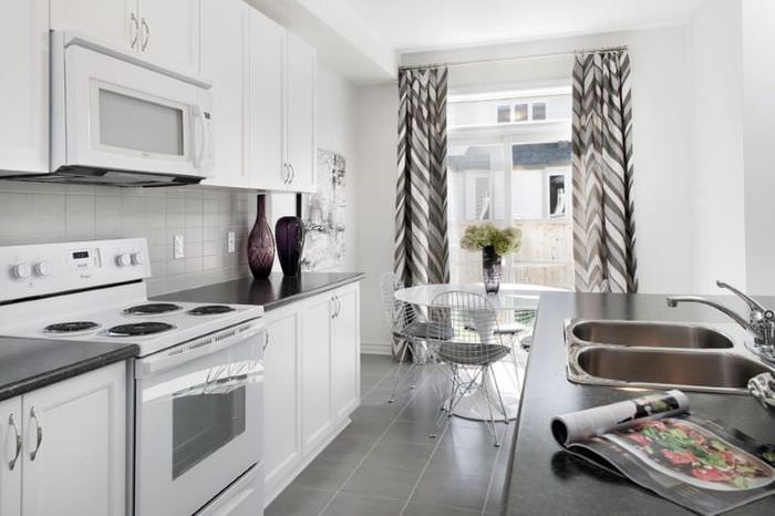 Интерьер кухни в современном стиле с серыми шторами