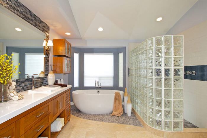 Зонирование современной ванной комнаты с помощью стеклоблоков