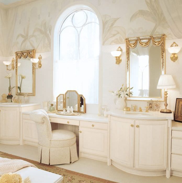 Два зеркала на стене классической ванной комнаты