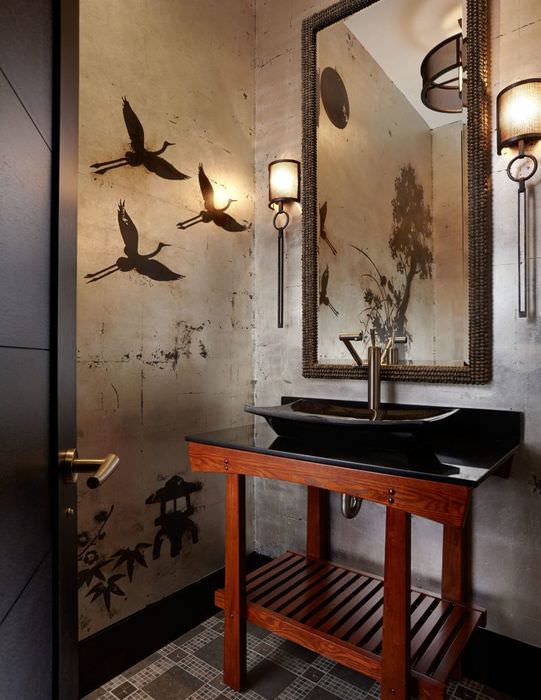 Черная раковина на деревянной подставке в ванной восточного стиля
