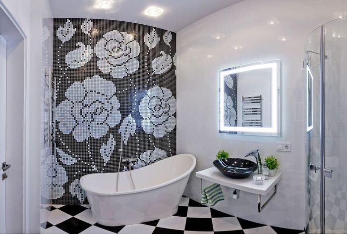 Современная ванная с мозаикой на стене