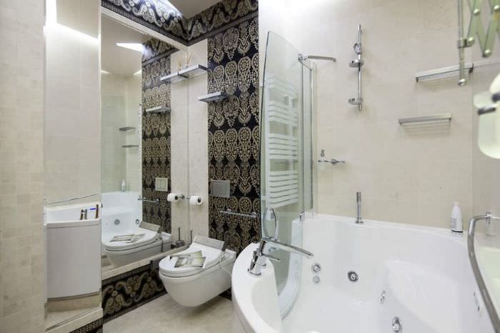 Подвесной унитаз рядом с зеркалом в ванной комнате