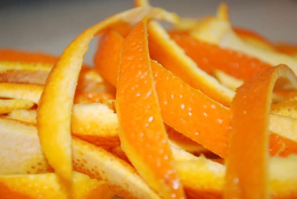Апельсиновые корочки отличн убирают запахи в духовке