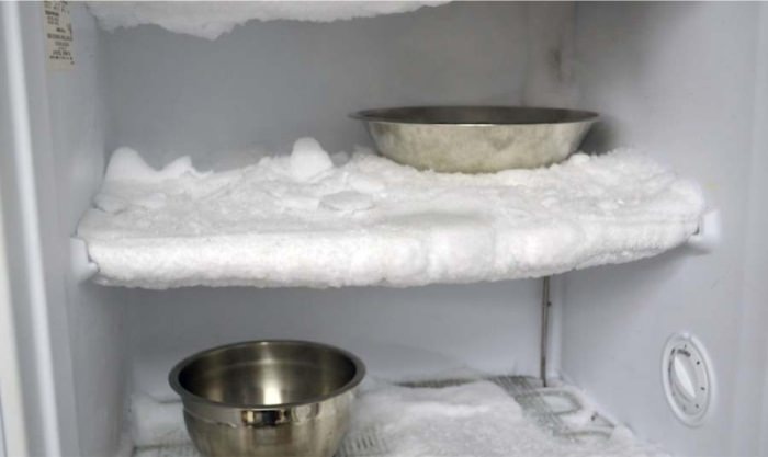 Лед в холодильнике.