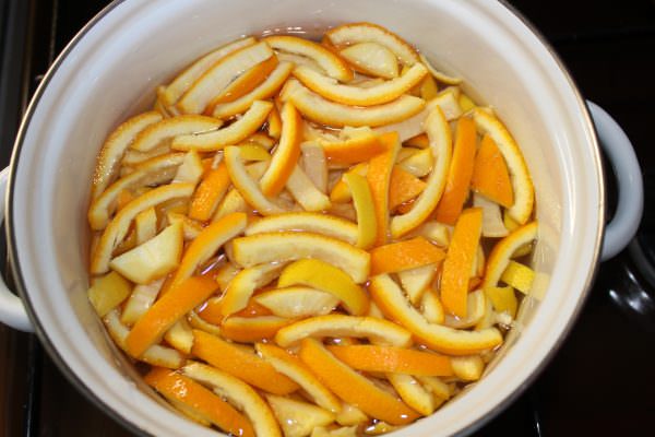 Отвар из апельсиновых корок отлично устраняет запахи в духовке