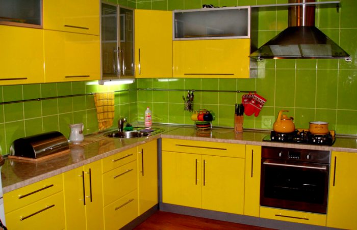 Кухня зелено-желтая. 