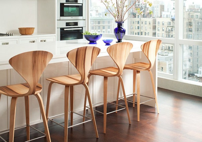 Деревянные дизайнерские стулья на кухне.