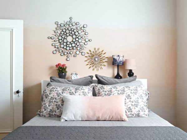 Градиент в качестве настенного покрытия для спальни лучше выбирать в более приглушенных расцветках.