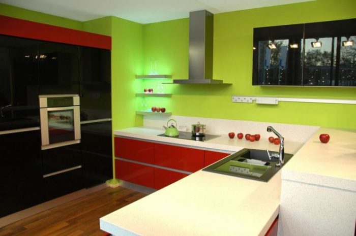 Зелено-красная кухня.