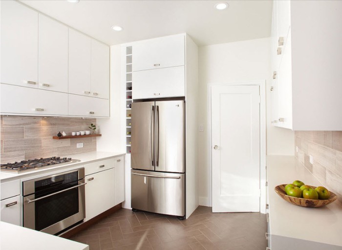 Двухдверный холодильник на кухне. 