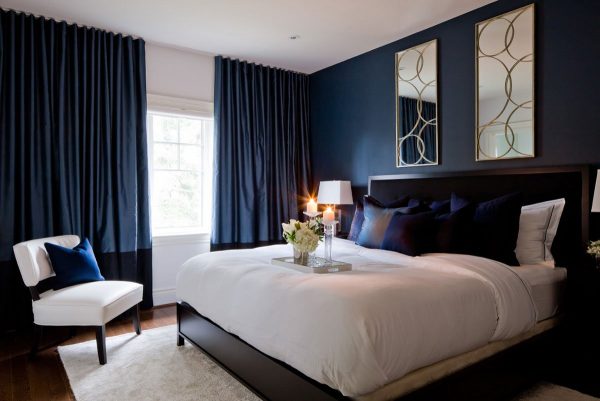 Для спальни лучше выбирать темные плотные шторы, которые помогут защитить чуткий сон от солнечных лучей.