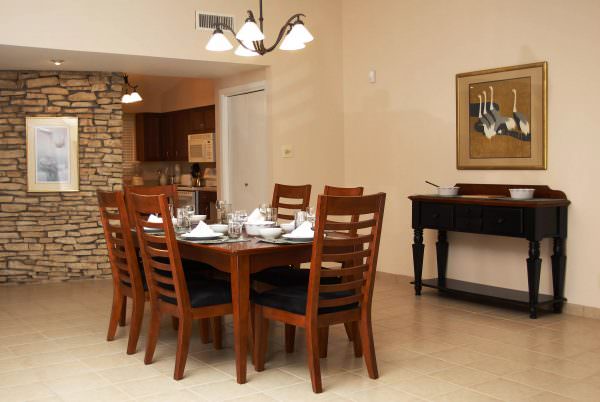 Деревянные стулья создают чувство уюта и гармонии, что располагает гостей к хозяевам дома.