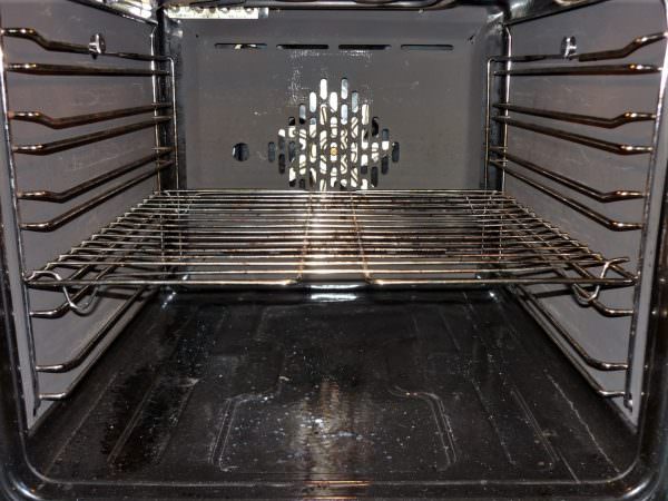 Пиролитическая очистка духовки — это процесс очищения печки, при котором остатки пищи сгорают, образуя пепел.