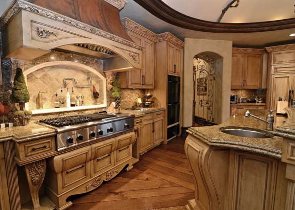 Кухня в старинном стиле сейчас набирает популярность благодаря возобновлению моды на натуральные материалы.