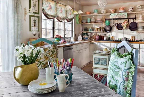 Не забывайте о наличии текстиля в кухне – это красочные шторки на окнах с цветочными и природными мотивами, и яркие коврики под ногами.