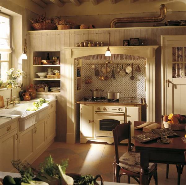 Сейчас пользуется огромным спросом белая кухня под старину, которая выглядит очень органично в современном интерьере. 