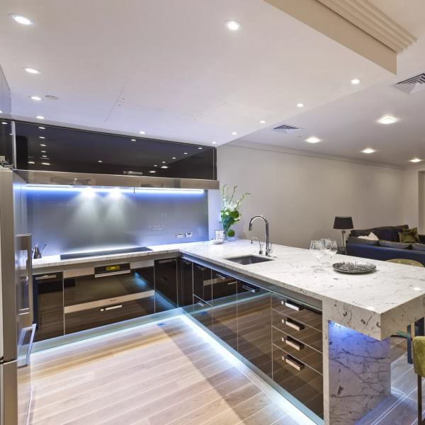 Модной тенденцией отделки кухонного пространства является декоративный потолок