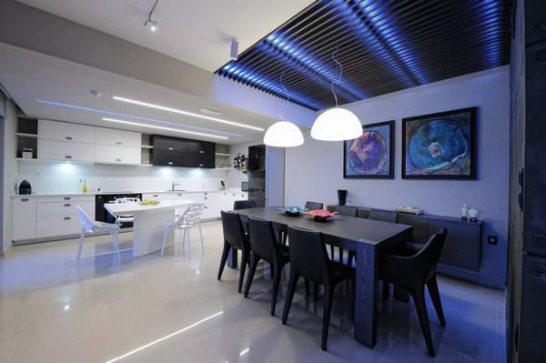 Для кухонных помещений, отделанных в стиле Хай-Тек, больше подойдет высокая световая температура (синее свечение). 