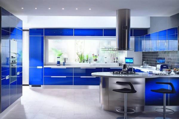 Кухня с синим гарнитуром в стиле хай-тек