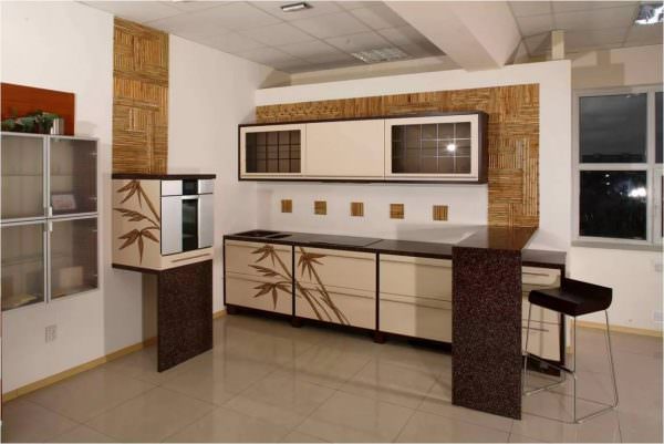 Стены в кухнях в японском стиле облицовываются древесными панелями или оштукатуриваются и оклеиваются бумажными обоями нейтральных цветов и рисунков.