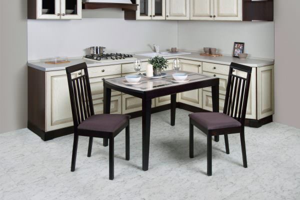 Кухонные обеденные столы имеют стандартную высоту 75 см, но изготавливаются и другие варианты: 70-90 см. 