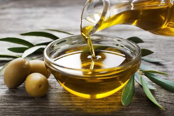 Для некоторых повреждений может подойти обычное оливковое, подсолнечное или детское масло.