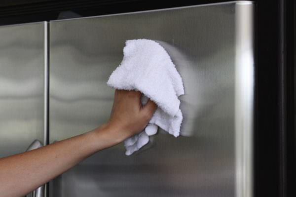 В связи с современными дизайнерскими решениями у многих встает вопрос: как убрать царапины в домашних условиях с холодильника стального цвета? 
