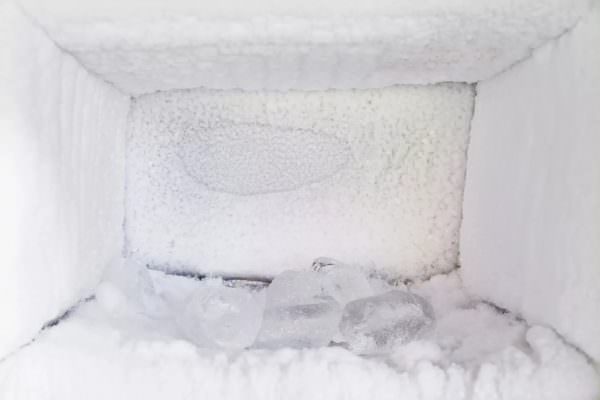 Холодильник хуже работает, потребляет больше электроэнергии, сложнее поддержать оптимальную температуру. 
