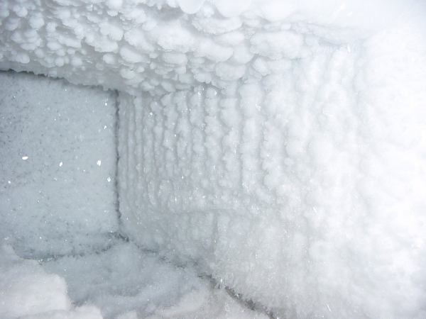 Ледяная корка приведет к примерзанию пищи, находящейся в полиэтиленовых пакетах с их последующим отдиранием, нарушением целостности полиэтилена, его содержимого. 