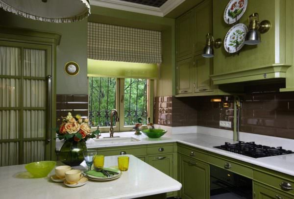 Установить кухонный гарнитур светлого фисташкового цвета можно как в большом, так и в малом помещении. 