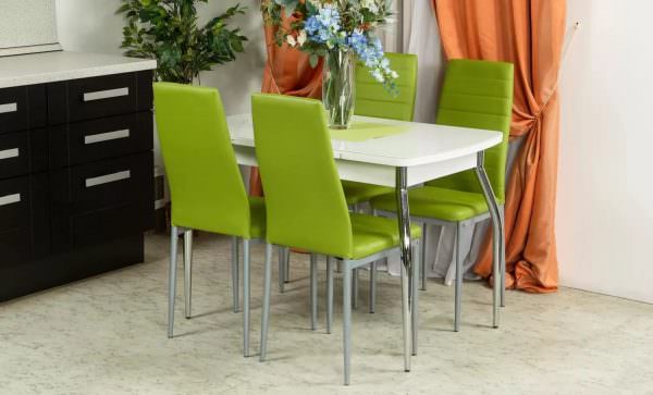 Одним из главных атрибутов на кухне является обеденный стол, которому полагаются стулья.
