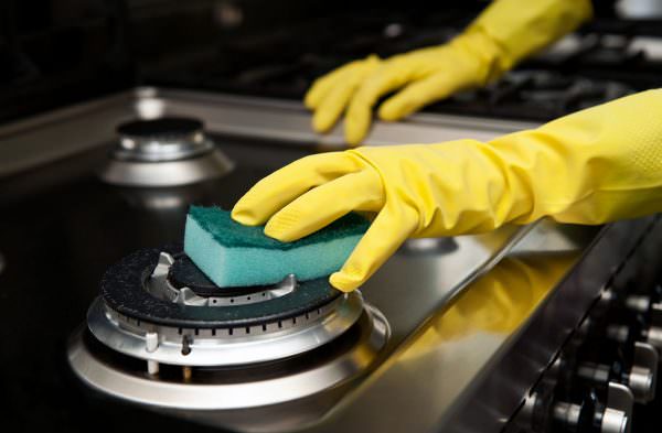 Востребованным средством у хозяек для поддержания чистоты на кухне является средство для чистки плиты и духовки. 