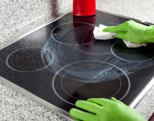 Как очистить керамическую плиту без образования дефектов, волнует многих хозяек.