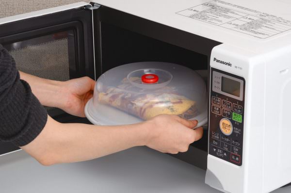 . Учитывая особенности воздействия микроволновой печи на разные материалы, не каждую посуду можно ставить в микроволновку.