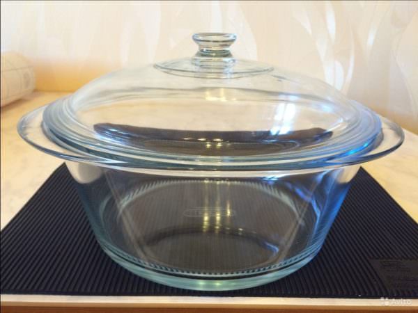 Посуда, сделанная из стекла, к готовке на индукционных поверхностях совершенно не подходит. 